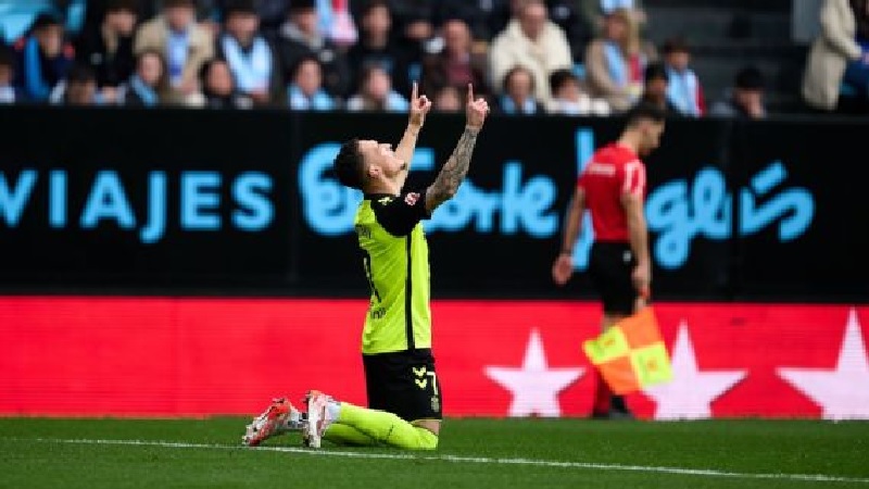 Pemain Real Betis yang dipinjam dari Manchester United Antony melakukan selebrasi usai membobol gawang Celta Vigo di LaLiga.