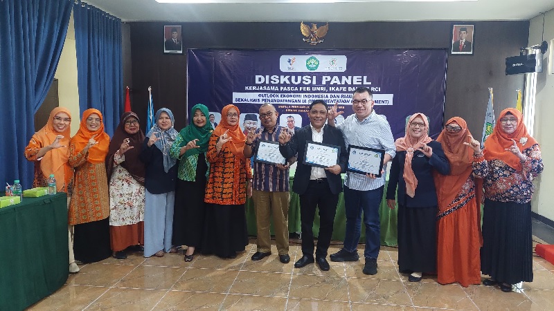FEB Unr) melalui Program Pascasarjana menggelar Diskusi Panel "Outlook Ekonomi Indonesia dan Riau 2025" dengan menghadirkan pakar dan praktisi ekonomi.