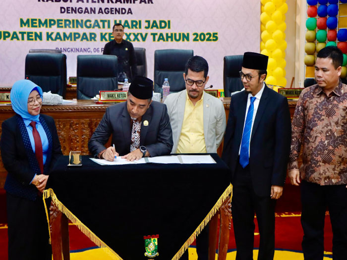 Ketua DPRD Kabupaten Kampar Ahmad Taridi menandatangani berita acara pengumuman penetapan Bupati dan Wakil Bupati Kampar terpilih, Sabtu (8/2/2025).