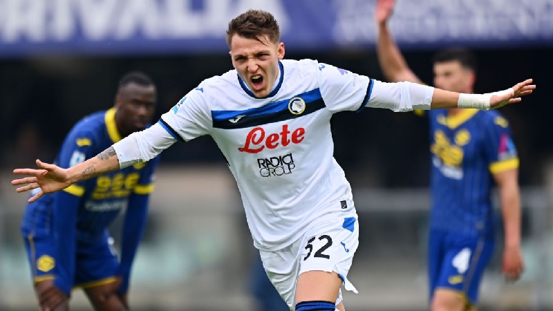 Mateo Retegui merayakan golnya untuk Atalanta dalam kemenangan 5-0 di markas Hellas Verona dalam lanjutan Serie A Italia.