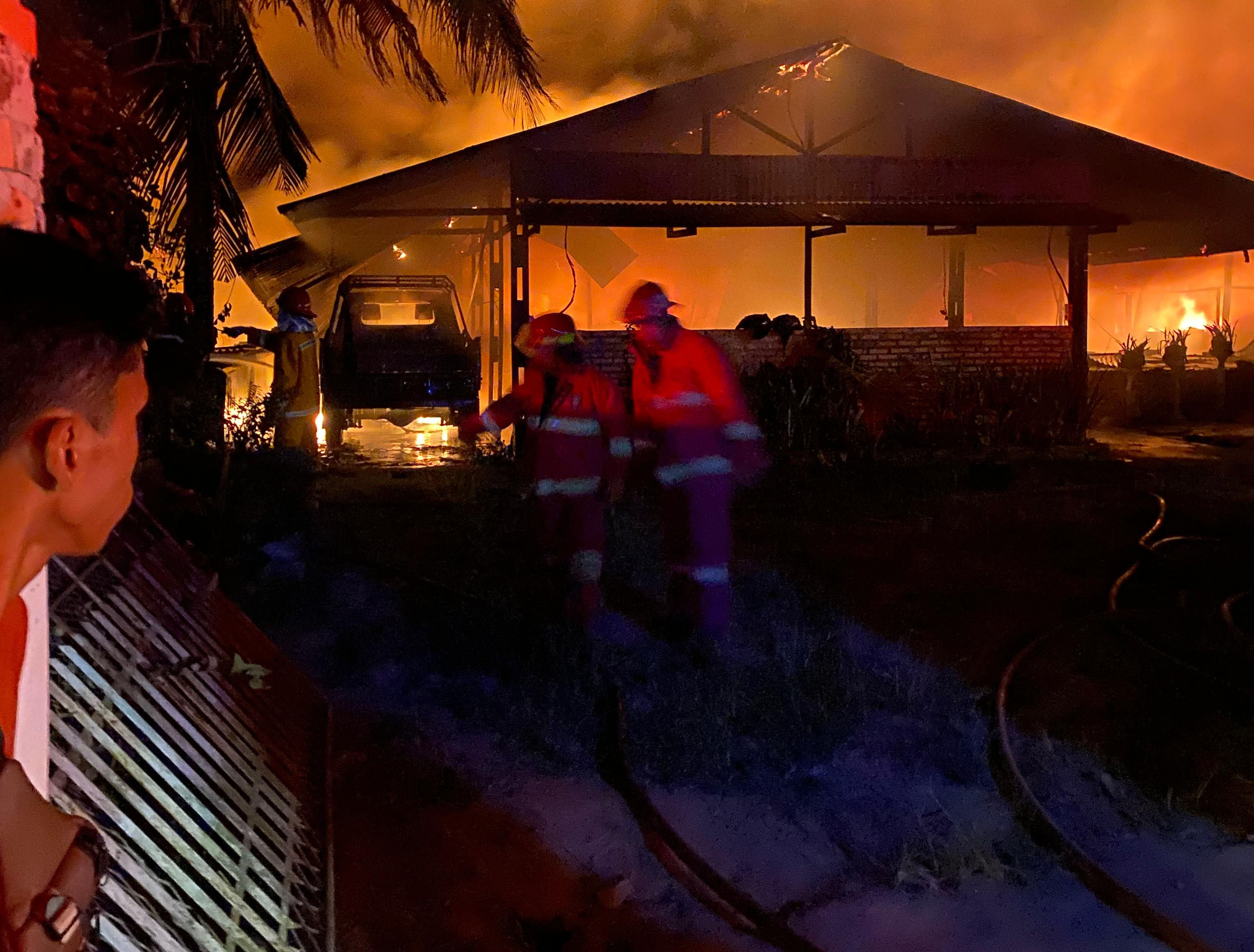 Rumah warga di Jalan Sidorejo Ujung, Kelurahan Ratu Sima, Kecamatan Dumai Selatan, Senin (10/2/2025) dini hari terbakar.