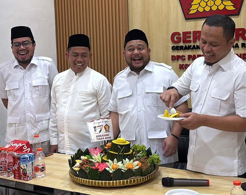 Wali Kota Pekanbaru terpilih Agung Nugroho saat hendak menyuapkan nasi tumpeng kepada Ketua DPC Gerindra Kota Pekanbaru Andry Saputra saat kunjungan silaturahmi, Ahad (9/2/2025).
