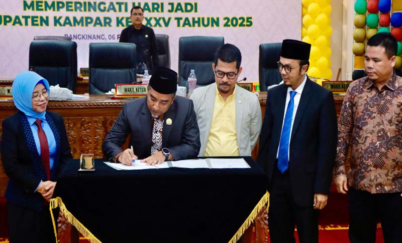 Ketua DPRD Kabupaten Kampar Ahmad Taridi, Wakil Ketua I Iib Nursaleh, Wakil Ketua II Zulpan Azmi, Wakil Ketua III Sunardi dan Pj Sekda Ramlah, menandatangani berita acara.