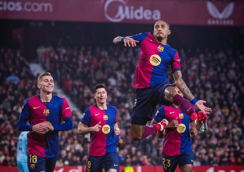 Barcelona memperkecil ketertinggalan dari Real Madrid di puncak LaLiga setelah menang 4-1 atas tuan rumah Sevilla dalam lanjutan LaLiga Spanyol.