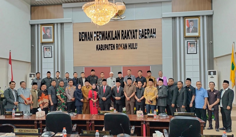 Ketua DPRD Rohul Hj Sumiartini dan anggota foto bersama usai rapat paripurna pengumuman penetapan Paslon Bupati dan Wabup Rohul Terpilih Anton ST MM-Syfaruddin Poti SH MM .