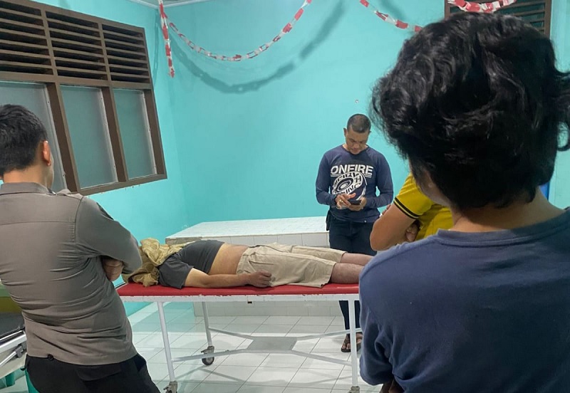 Korban gantung diri, RR saat saat berada di kamar mayat RSUD Indrasari Rengat, Senin (10/2/2025)