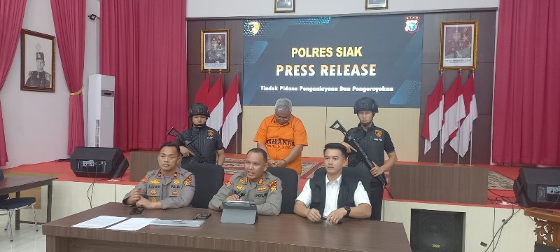 Kapolres Siak AKBP Eka Ariandy Putra SH SIK MSi bersama Wakapolres Kompol Ade Zaldi, dan Kasat Reskrim AKP Bayu Effendi memberikan keterangan dalam konferensi pers penangkapan pelaku penganiayaan.