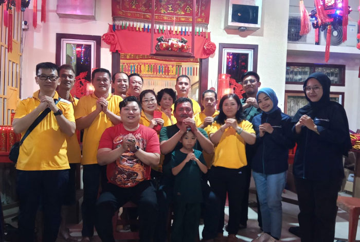 Ketua Titd GIok ong Tian Co Pekanbaru Nata Hedy Nyo (baju merah) foto bersama para pengurus HUT Dewa Kwan Te Kong.