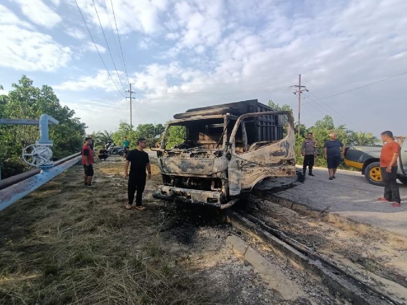 Penampakan  truk coltdiesel setelah dibakar dengan kaca pecah di Jalan Areal GS 3 Minas, Kampung Minas Barat, Kecamatan Minas, Kabupaten Siak, Kamis (6/2/2025).