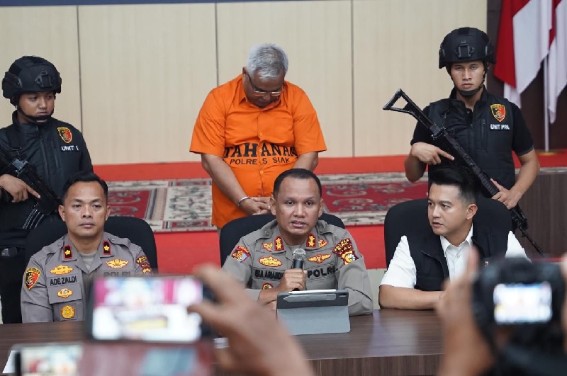 Kapolres Siak AKBP Eka Ariandy memimpin konferensi pers penangkapan pelaku penganiayaan sopir truk di Minas, Siak, Senin (10/2/2025).