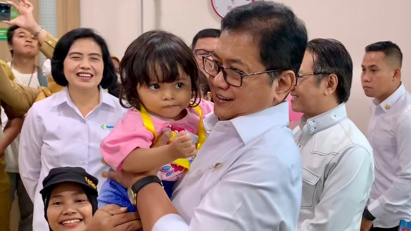 Wakil Menteri Transmigrasi Viva Yoga Mauladi meninjau pelaksanaa program kesehatan gratis (PKG) di Pukesmas Tebet, Jakarta Selatan, Seni. (10/2/2024).