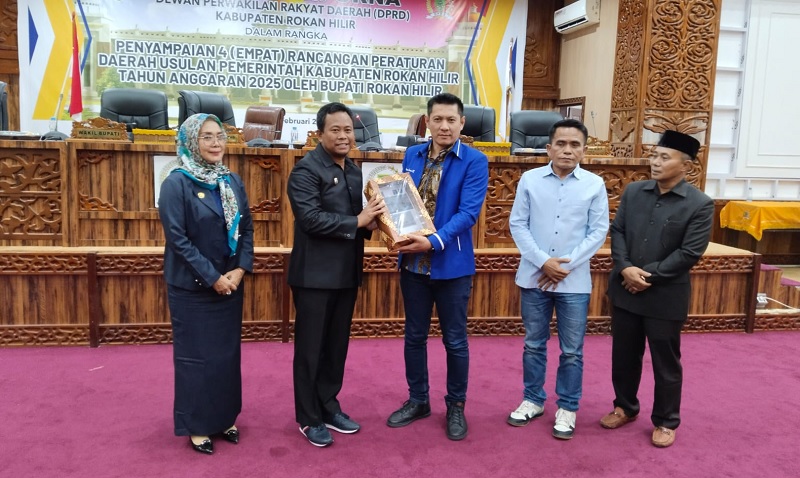 Wabup Rohil H Sulaiman SS MH menyerahkan draf ranperda usulan pemkab Rohil kepada pimpinan DPRD Rohil yang diterima Wakil Ketua DPRD Rohil Imam Suroso SE didampingi Maston SH dan Basiran Nur Efendi SE