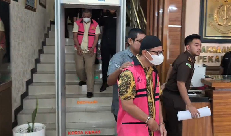Dua tersangka kredit fiktif senilai Rp8 miliar, Feri Iskandar dan Sumantri digiring keluar dari Kantor Kejari Pekanbaru pada Selasa (11/2/2025).
