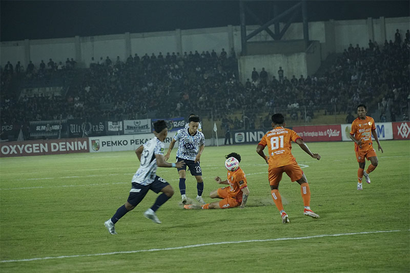 Pemain PSPS Pekanbaru, giring bola lewati pemain Persiraja, di Stadion Kaharuddin Nasution Rumbai. Selasa (11/2/2025).