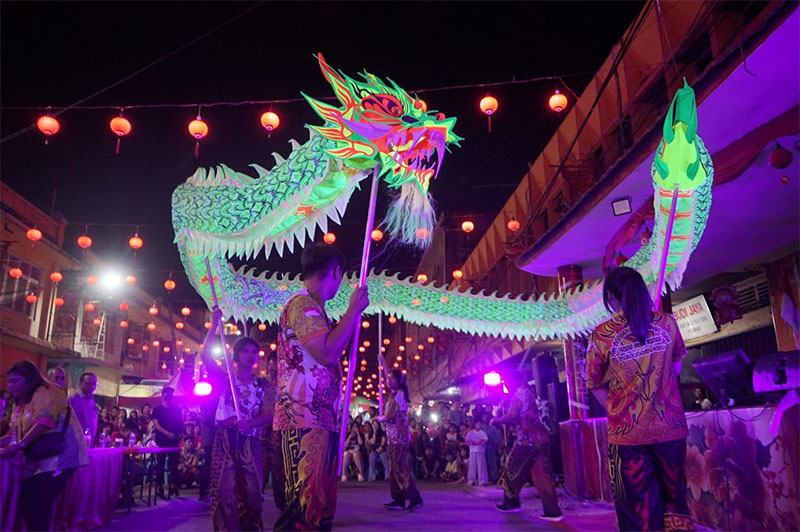 Pertunjukkan Barongsai Naga Ultraviolet yang tampil memukau saat perayaan  Cap Go Meh di Jalan dr Leimena/Karet, Kecamatan Senapelan, Selasa (11/2/2025).