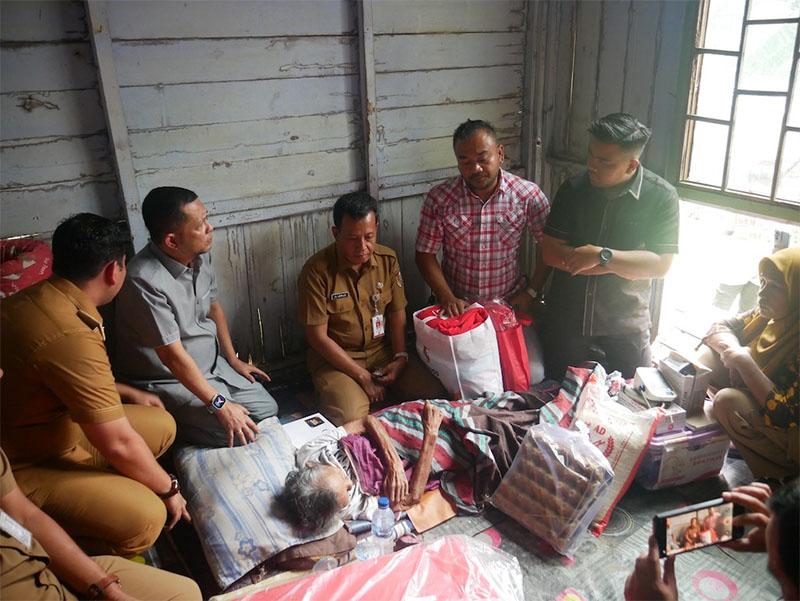 Tengku Azwendi bersama Zulkardi menjenguk Zaimah (73) dalam keadaan sakit yang sempat disebutkan terlantar di rumah kosong di Rumbai, Selasa (11/2/2025).