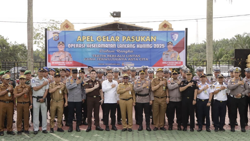 Sekda Siak Arfan Usman, Ketua DPRD Siak Indra Gunawan, Wakapolres Siak Kompol Ade Zaldi bersama sejumlah pejabat foto bersama usai apel dan meninjau kelengkapan personel di halaman mapolres Siak.