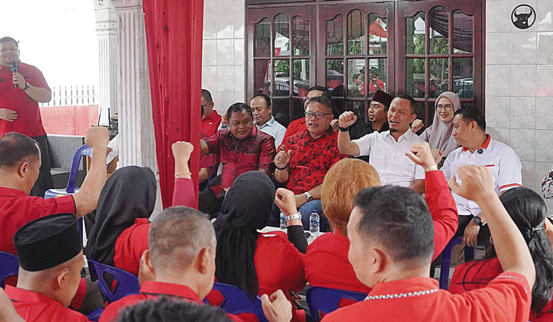 Wali Kota dan Wakil Wali Kota Pekanbaru terpilih Agung Nugroho-Markarius mengepalkan tangan memberi salam saat mengunjungi kantor DPC PDI Perjuangan Pekanbaru.