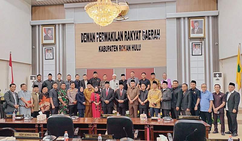 Ketua DPRD Rohul Hj Sumiartini dan Anggota, foto bersama usai rapat paripurna pengumuman penetapan Paslon Bupati dan Wabup Rohul Terpilih Tahun 2024.