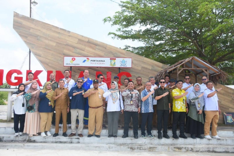 Asisten II Setda Kampar Suhermi bersama perwakilan SKK Migas Sumbagut , Pertamina Hulu Rokan, dan kepala OPD foto bersama usai meninjau Bangkinang Riverside, Selasa (11/2/2025).