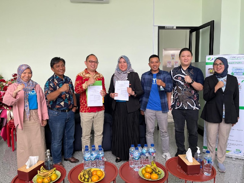 Kepala BPJS Ketenagakerjaan Dina Khairina dan Direktur Utama Naray Hospital Romi Jaya Saputra memperlihatkan dokumen MoU usai ditandatangani di Naray Hospital, baru-baru ini.