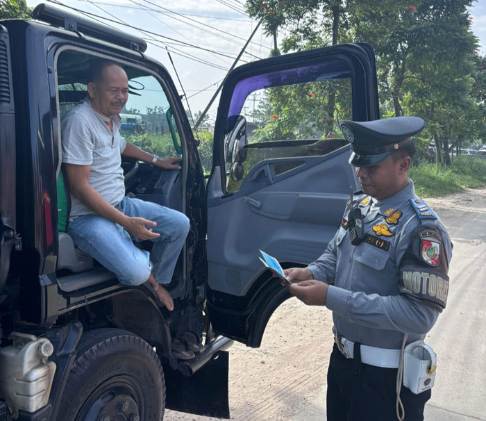 Petugas Dishub tengah memeriksa surat-surat kendaraan dalam razia gabungan yang digelar dishub bersama jajaran terkait, Selasa (11/2/2025) di Jalan Riau ujung.