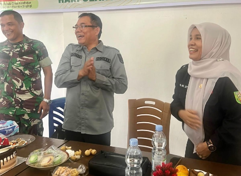 Plt Kadis Kesehatan Kuansing, Trian Zulhadi (tengah) saat acara sosialisasi pengobatan gratis di Sentajo Raya, Selasa (11/2/2025)
