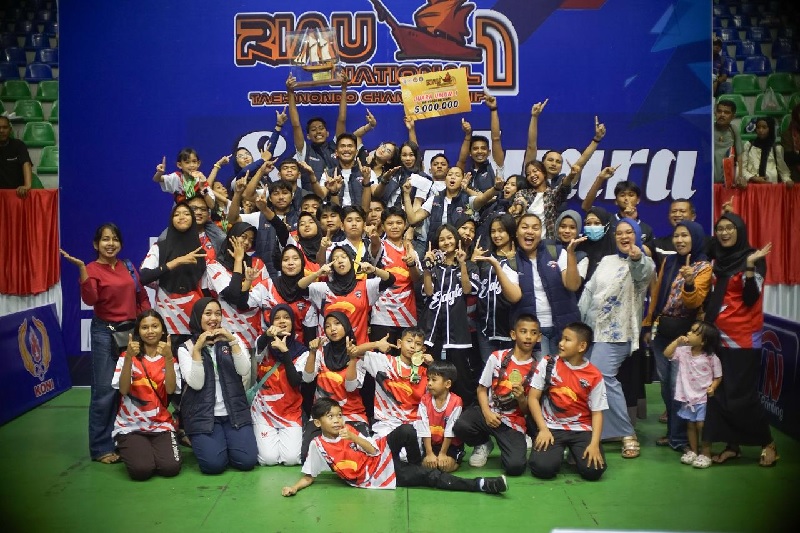 Foto bersama atlet binaan Dojang Eagle Riau Taekwondo berhasil meraih prestasi juara umum 1 di Kejuaraan Riau National Taekwondo Championship di Gelanggang Remaja Pekanbaru, baru-baru ini.