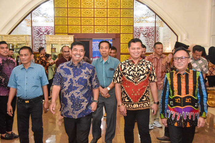 Sekda kabupaten Bengkalis dr Ersan Saputra, menyambut kedatangan Ketua Pengadilan Tinggi Riau (PTR)  Asli Ginting di Wisma Sri Mahkota Bengkalis, Senin (10/2/2025).