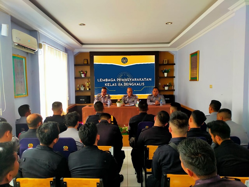 Kalapas Kelas IIA Bengkalis Kriston Napitupulu memimpin rapat tentang strategi pengamanan dan peningkatan kedisiplinan di lingkungan pemasyarakatan di ruang rapat Lapas, Selasa  (11/2/2025).