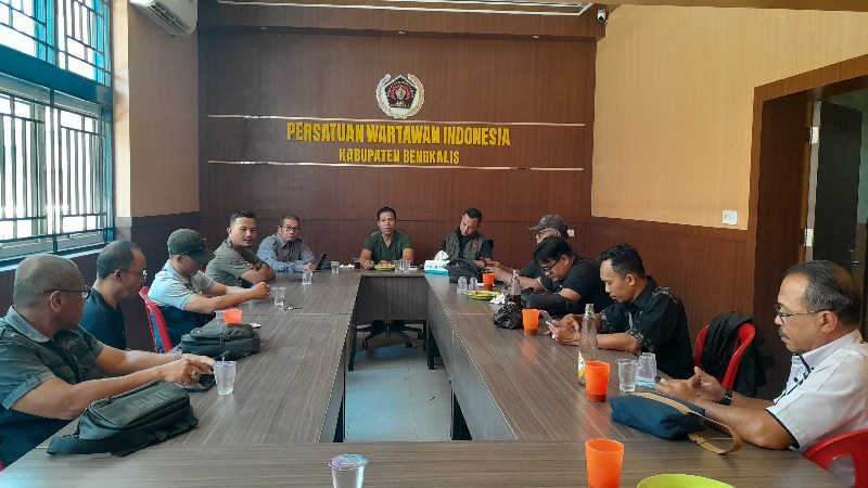 Panitia pelantkan menggelar rapat persiapan pelantikan di Gedung PWI Bengkalis, Jalan Hasanuddin, Selasa (11/2/2025).