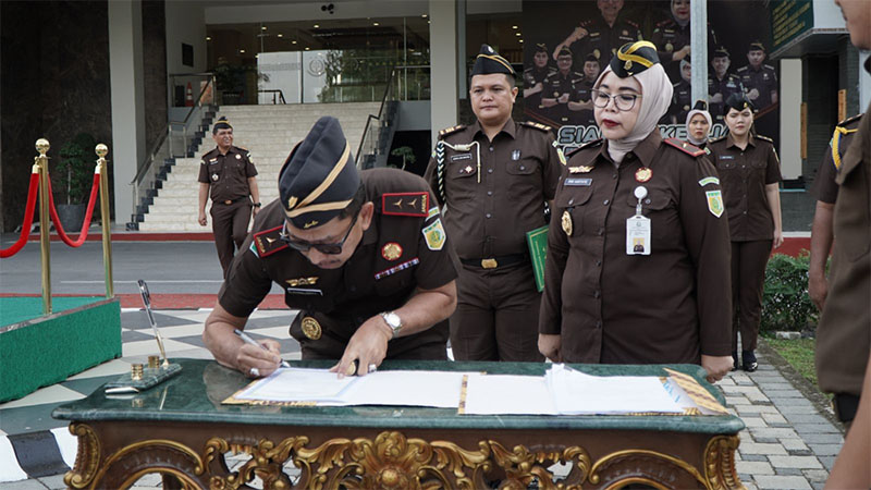 &nbsp;Kajati Riau Akmal Abbas menandatangani pakta integritas Zona Integritas menuju WBBM di Kantor Kejati Riau, Rabu (12/2/2025).