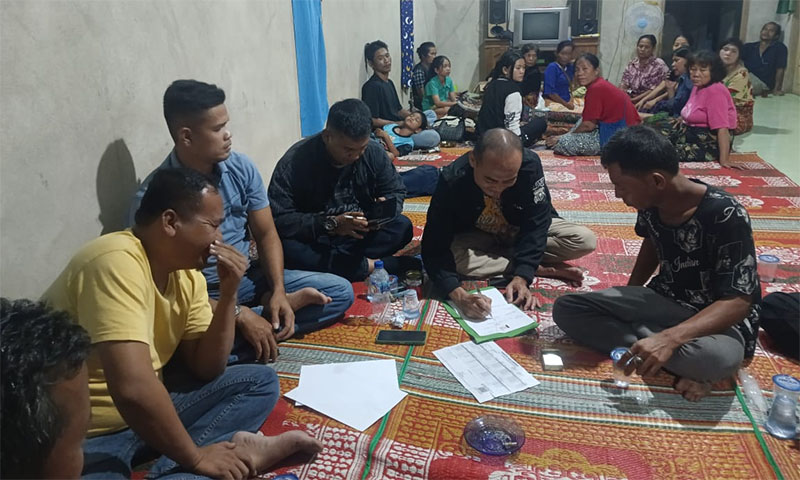 Personel Polsek Tandun memintai keterangan saksi di rumah orang tua korban tenggelam di Desa Tandun Barat, Kecamatan Tandun, Rohul, Selasa (11/2/2025) malam.