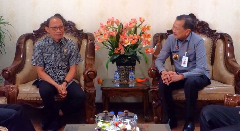 Kepala Kanwil Kemenkum Riau Nur Ichwan (kanan) berdialog dengan Kepala BNN Provinsi Riau Brigjen Pol Robinson DP Siregar (kiri),  Selasa (11/2/2025).