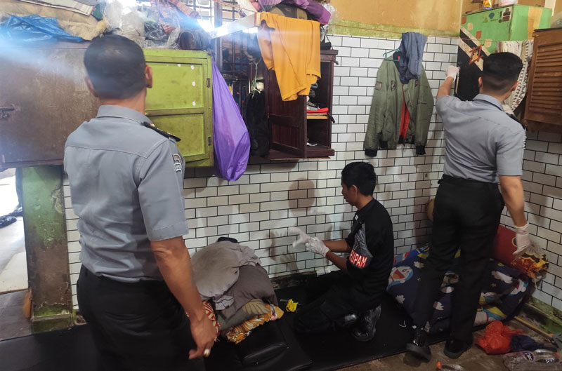 Tim Satuan Keamanan Rutan saat melakukan penggeledahan kamar hunian WBP terhadap barang-barang terlarang, Senin (10/2/2025).