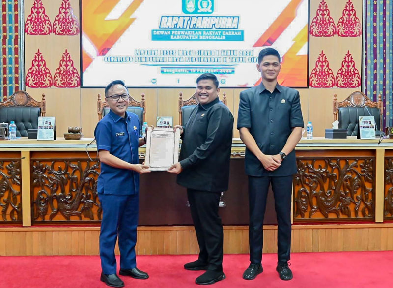 Ketua DPRD Bengkalis Septian Nugraha menyerahkan berkas reses anggota DPRD kepada Sekda Bengkalis dr Ersan Saputra di ruang sidang paripurna DPRD Bengkalis.