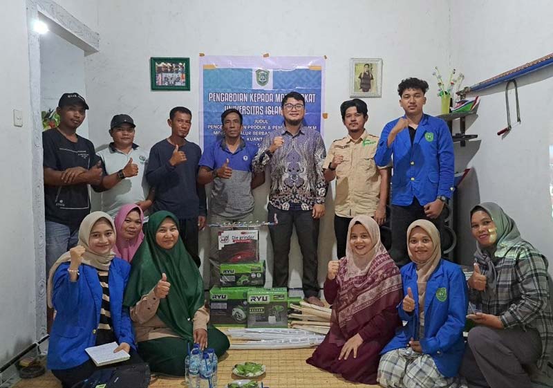Ketua Tim Pengabdian kepada Masyarakat Dr Made Devi Wedayanti SAP MSi (jilbab maron) foto bersama pelaku UMKM di Kecamatan Kuantan Tengah, Kabupaten Kuantan Singingi, baru-baru ini.