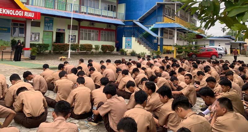 Siswa SMK Migas Teknologi Riau mendengarkan sosialisasi dan instruksi pengisian survei kuisioner sains dan persepsi gempa bumi dari Tim PKM Teknik Geologi UIR.