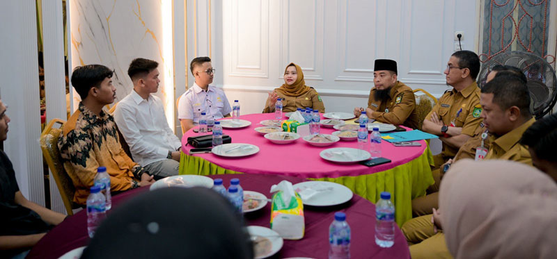 Bupati Bengkalis Kasmarni memberikan penjelasan kepada perwakilan mahasiswa terkait tunda bayar beasiswa usai mengikuti rapat musrenbang tingkat kecamatan Mandau di Kantor camat Mandau.