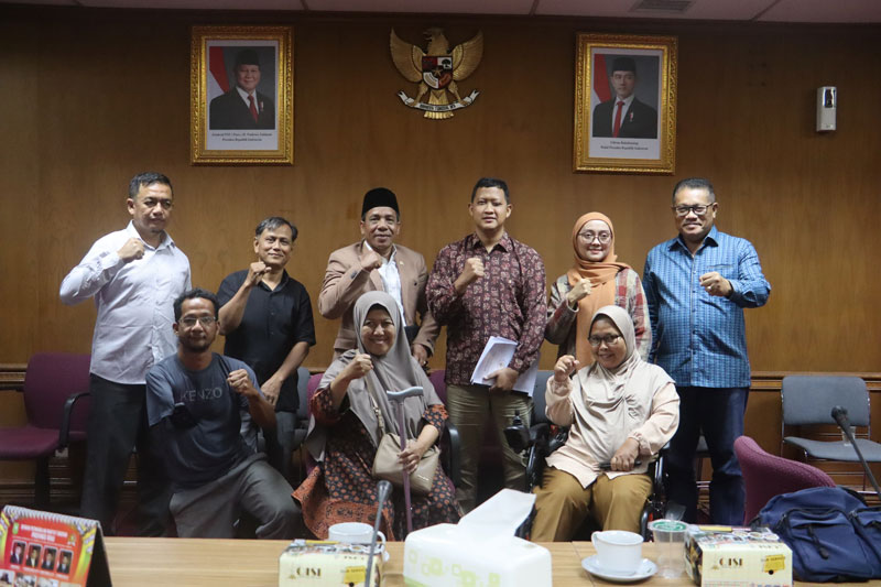 Tim Pansus Ranperda Perlindungan dan Pemenuhan Hak Penyandang Disabilitas DPRD Provinsi Riau berfoto bersama Perwakilan Yayasan.