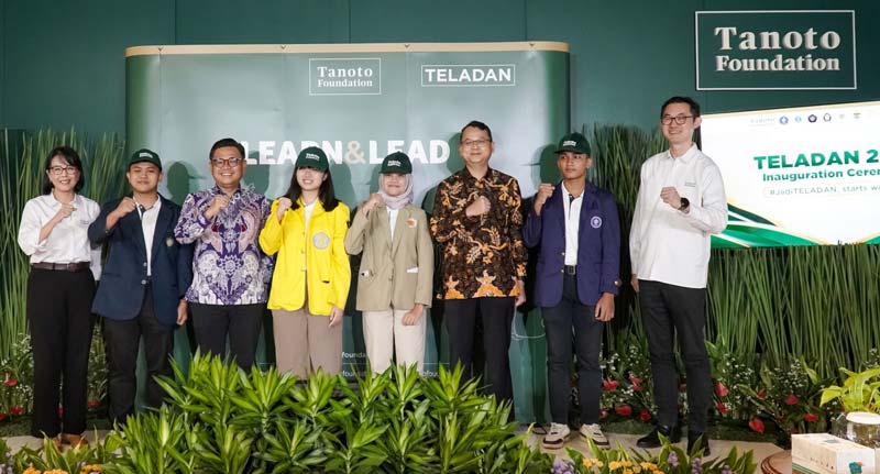 Berfoto bersama perwakilan Tanoto Scholars Cohort 2025 di Jakarta, Jumat (7/2/2025).
