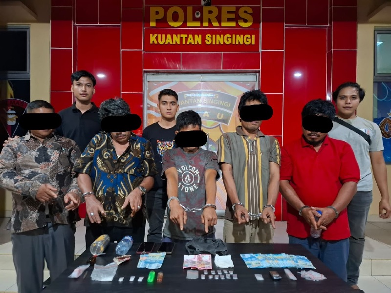 Satres Narkoba Polres Kuansing menggulung lima orang pengedar sabu di Desa Lubuk Kebun Kecamatan Logas Tanah Darat, Selasa (11/2/2025) siang.