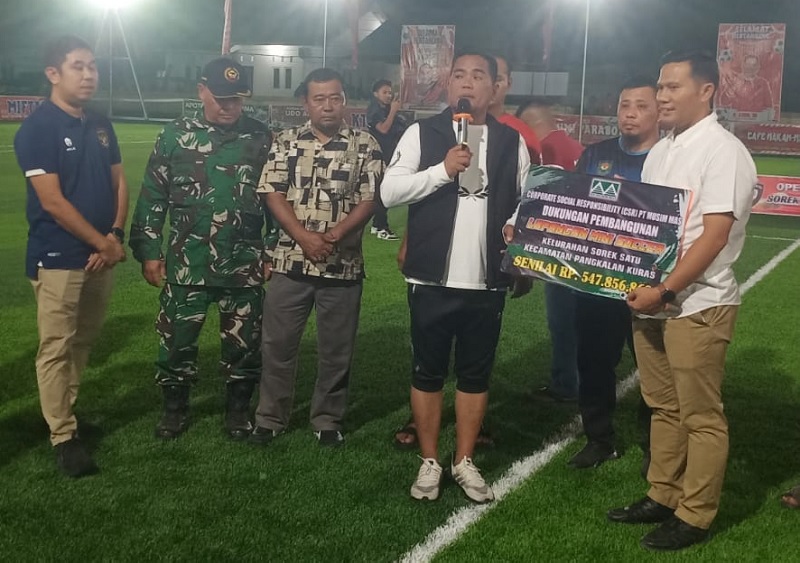 Bupati Pelalawan H Zukri menerima secara simbolis bantuan dana program CSR pembangunan lapangan mini Soccer Kelurahan Sorek Satu Kecamatan Pangkalan Kuras yang diserahkan Humas PT Musim Mas, Malinton
