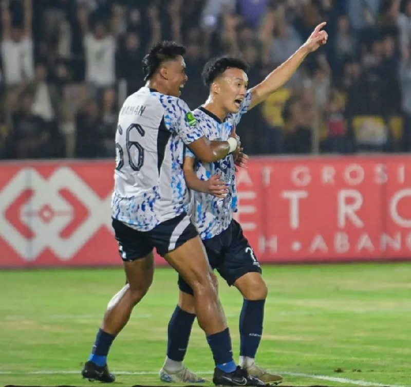 Noriki Akada melakukan selebrasi gol bersama Maman Abdurrahman usai mencetak gol ke gawang Persiraja Banda Aceh, pada Selasa (11/2/2025) malam.