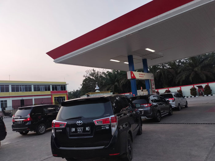 Kendaraan bermotor terjadi antrian panjang mengisi BBM Solar dan Pertalite di SPBU yang beroperasi di Jalan Lingkar Pasirpengaraian, Rabu (12/2/2025) petang.