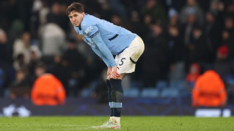 John Stones tidak dapat menghentikan pemain Real Madrid Jude Bellingham untuk mencetak gol kemenangan di menit akhir di Etihad pada Rabu (12/2/2025) dini hari WIB.