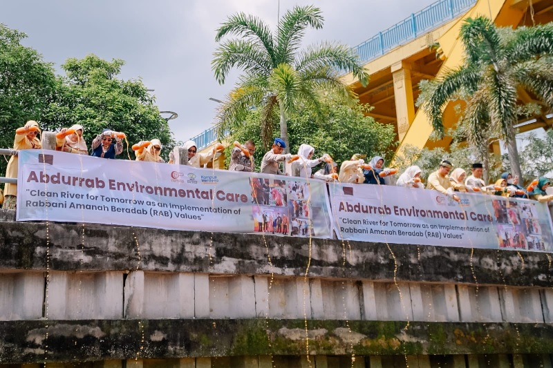Sebanyak 9.300 liter Eco Enzyme dilarung ke Sungai Siak sebagai bukti nyata Abdurrab Environmental Care untuk menyelamatkan lingkungan .