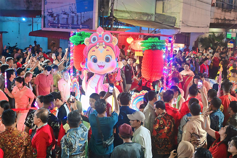 Penampilan salah satu lampion pada saat diarak di perkotaan Bagansiapiapi, Rabu (12/2/2025) malam.