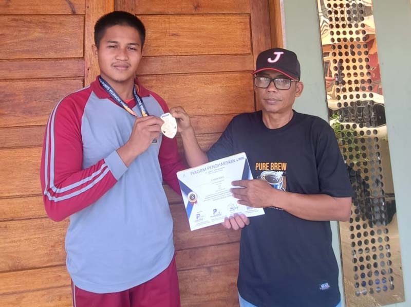 Teuku Amir Rafis foto bersama tokoh masyarakat RW 07 M Adil Laska, Rabu (12/2/2025).