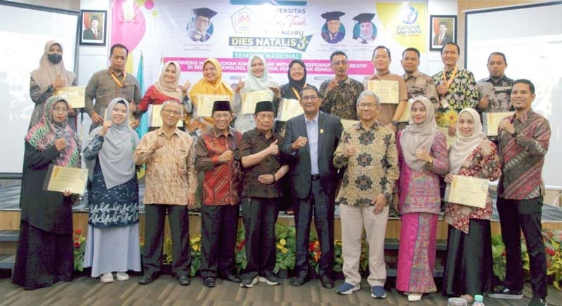 Para pimpinan UHTP, narasumber foto bersama peraih penelitian serta pengabdian terbaik usai pembukaan seminar nasional UHTP, Rabu (12/2/2025).